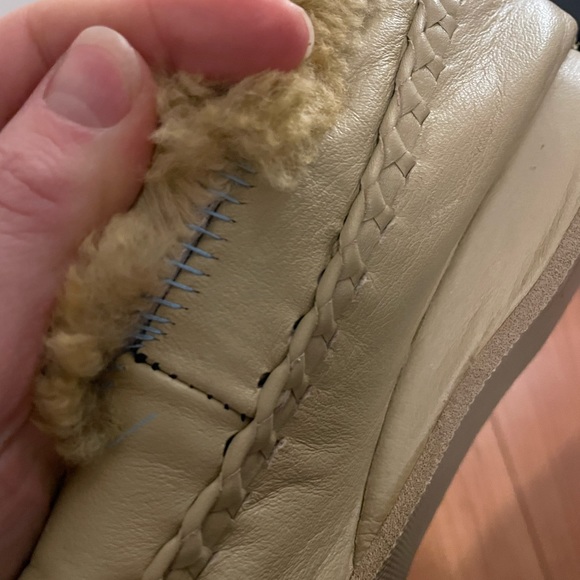 Hand beaded moccasins - Picture 7 of 10